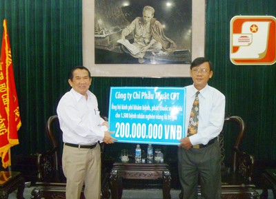 Director of CPT Surgical Suture and Medical Instrument Co.Ltd Do Huu Phuc (L) hands over VND200 million to SGGP to support flood victims. (Photo:SGGP) Director of CPT Surgical Suture and Medical Instrument Co.Ltd Do Huu Phuc (L) hands over VND200 million to SGGP to support flood victims. (Photo:SGGP)